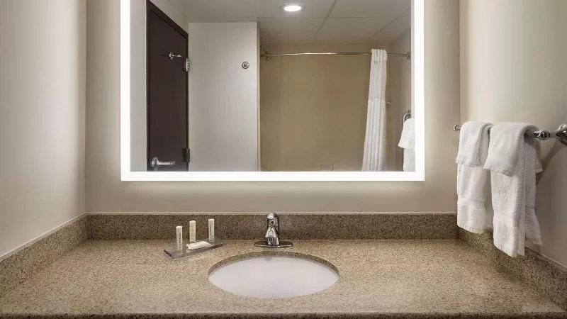 The Georgian Lakeside Resort — Bathroom