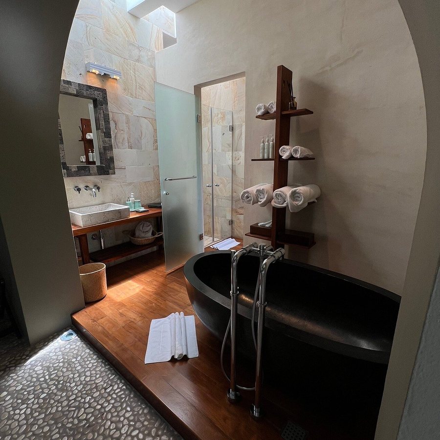 The Giri Residence — Bathroom