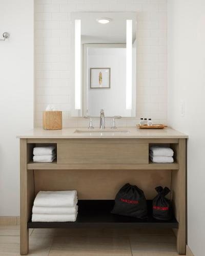 The Godfrey Hotel Cabanas Tampa — Bathroom