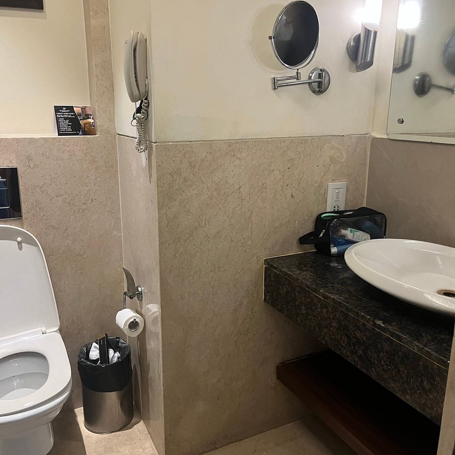 The Golden Palms Hotel Spa — Bathroom