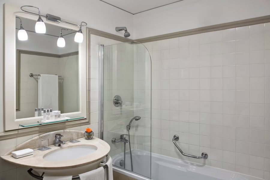 The Gondolier Inn — Bathroom