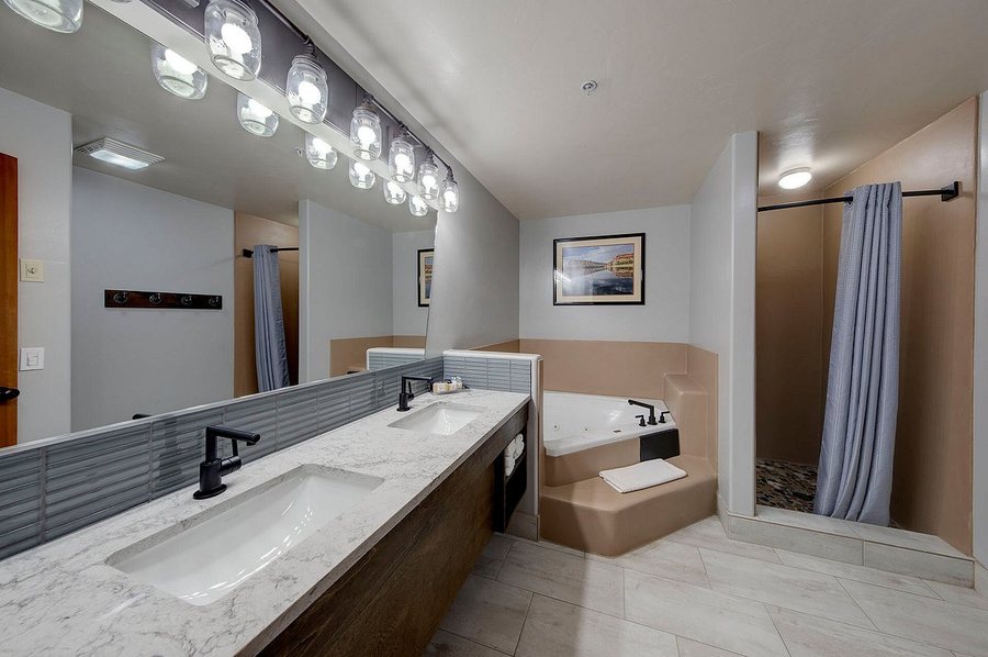 The Gonzo Inn — Bathroom