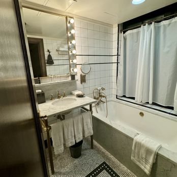 The Governor s Inn — Bathroom