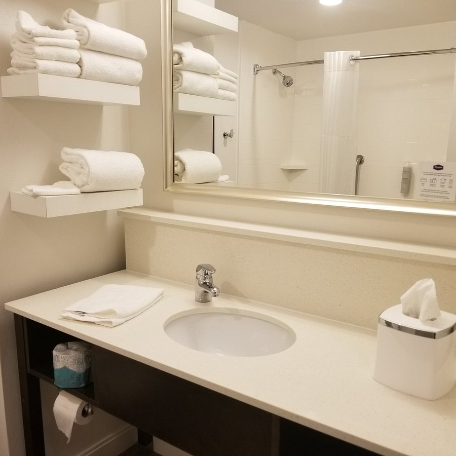 The Governor s Inn Rochester New Hampshire — Bathroom