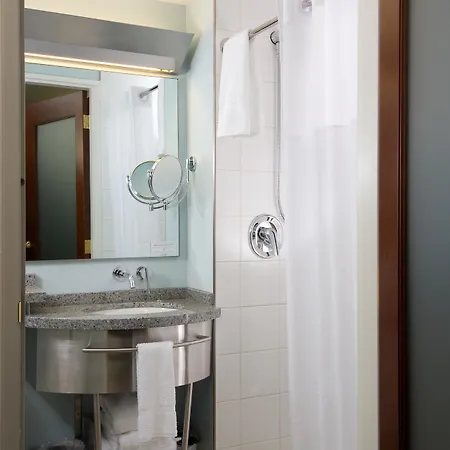 The Grand at Trafalgar Square — Bathroom