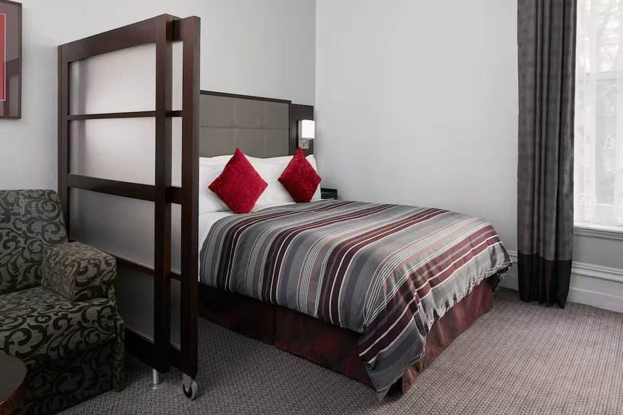 The Grand at Trafalgar Square — Guest room