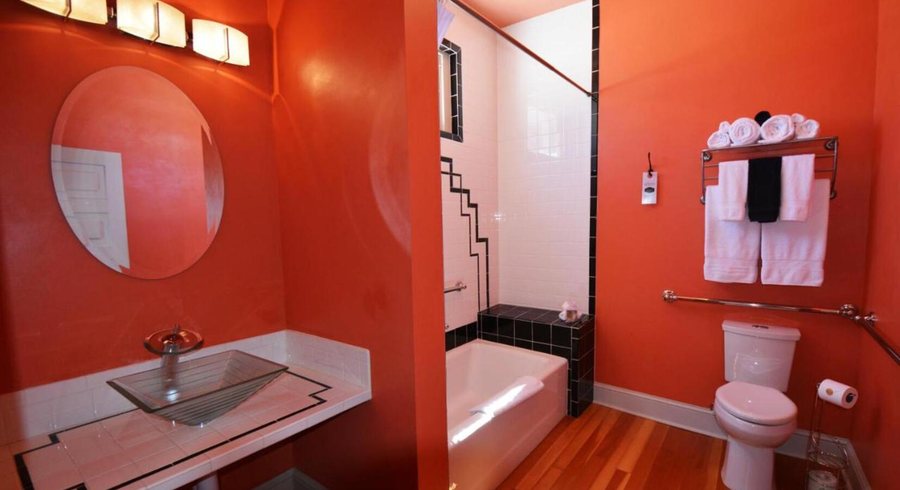 The Grand Highland Hotel — Bathroom