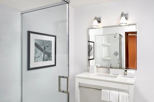 The Grand Hotel Ascend Hotel Collection — Bathroom