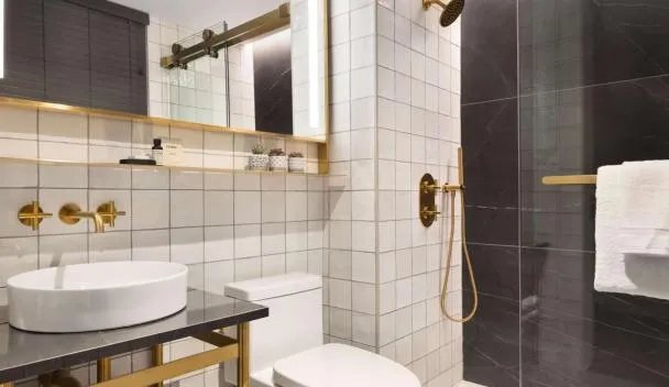 The Grayson Hotel — Bathroom