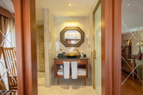 The Green Park Taksim Istanbul — Bathroom