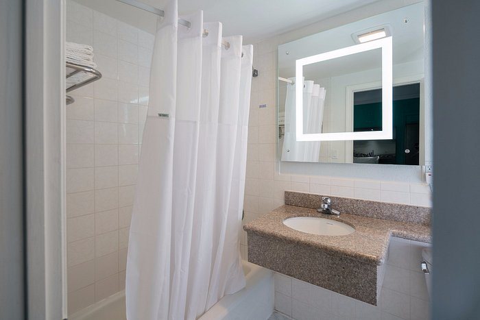 The Grove Inn — Bathroom