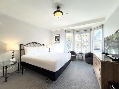 The Grove Inn — Guest room