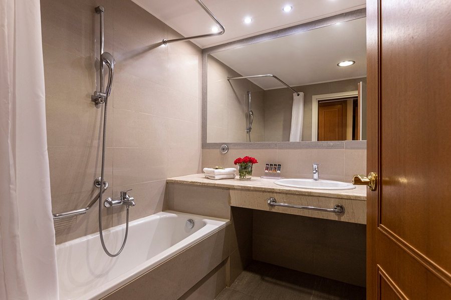 The Grove Seaside Hotel — Bathroom