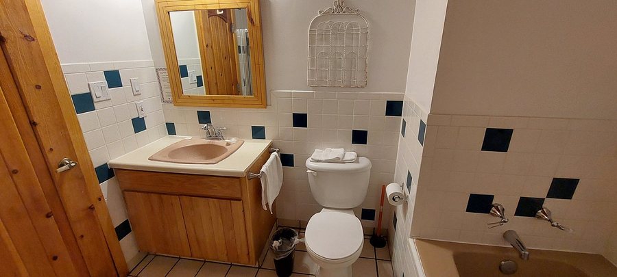 The Guadalupe Inn — Bathroom