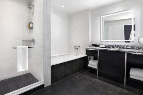 The Gwen A Luxury Collection Hotel Michigan Avenue Chicago — Bathroom