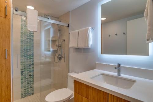 The Hale Pau Hana — Bathroom