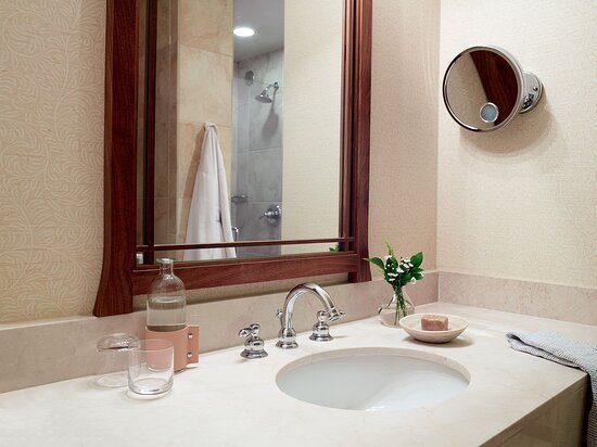 The Harbor Grand Hotel — Bathroom