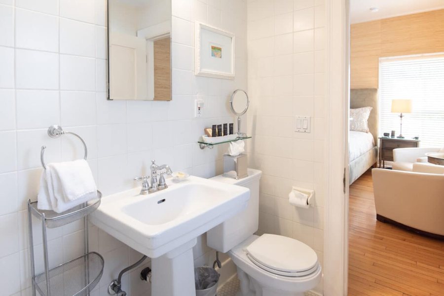 The Harbor House Inn — Bathroom