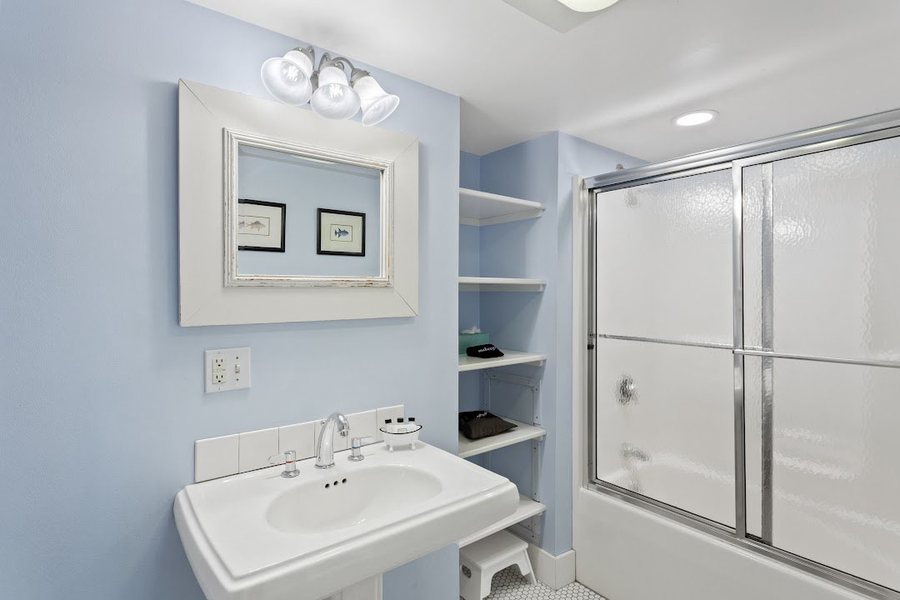 The Harbour Cottage Inn Bed Breakfast — Bathroom