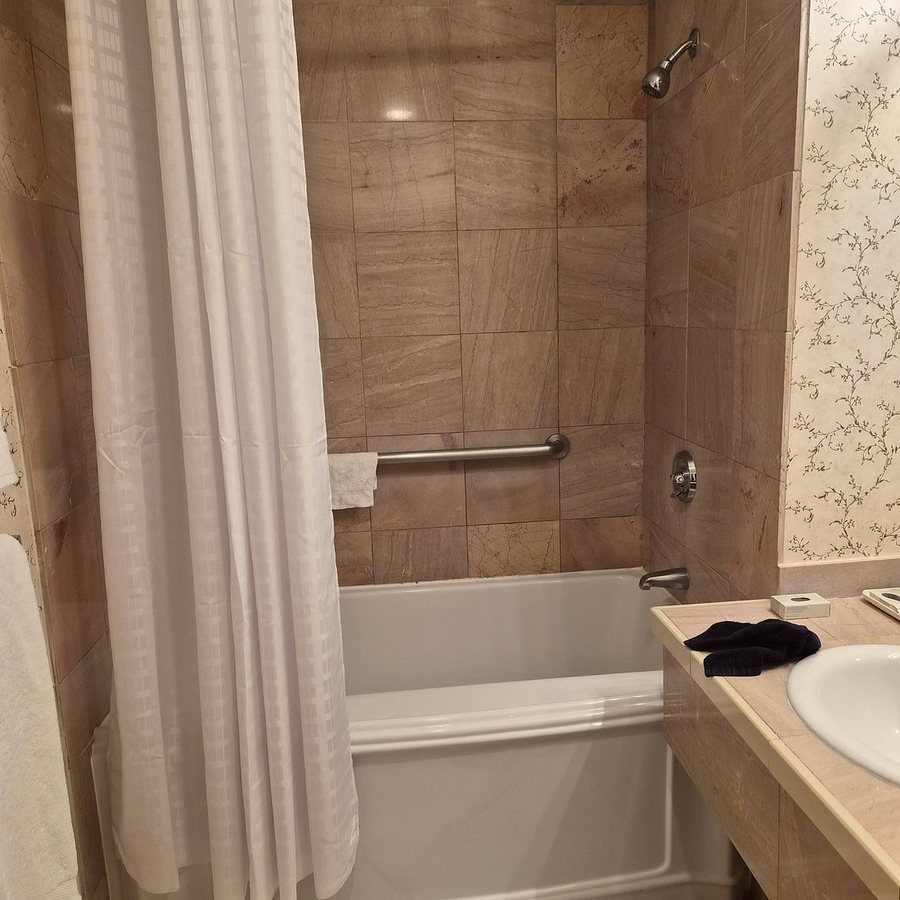 The Harraseeket Inn Event House Freeport Maine — Bathroom