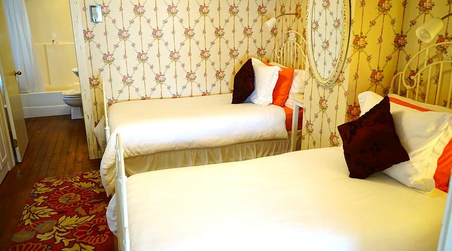 The Heirloom Inn — Guest room
