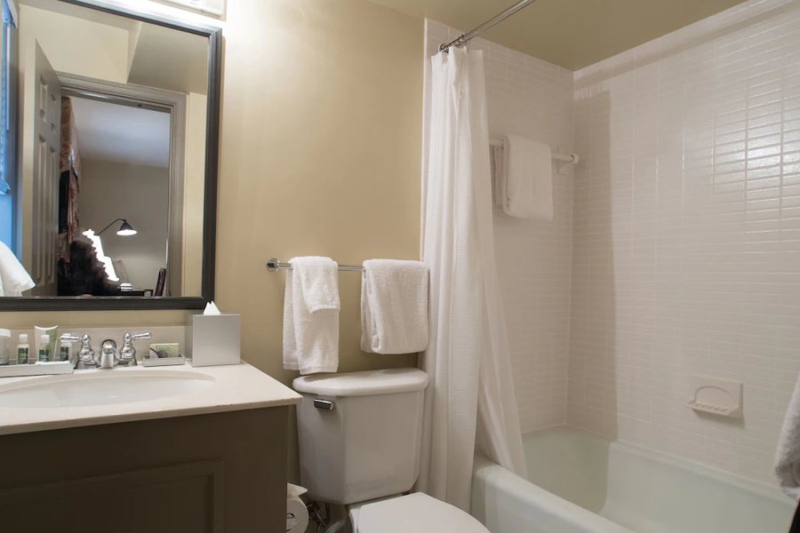 The Henley Park Hotel — Bathroom