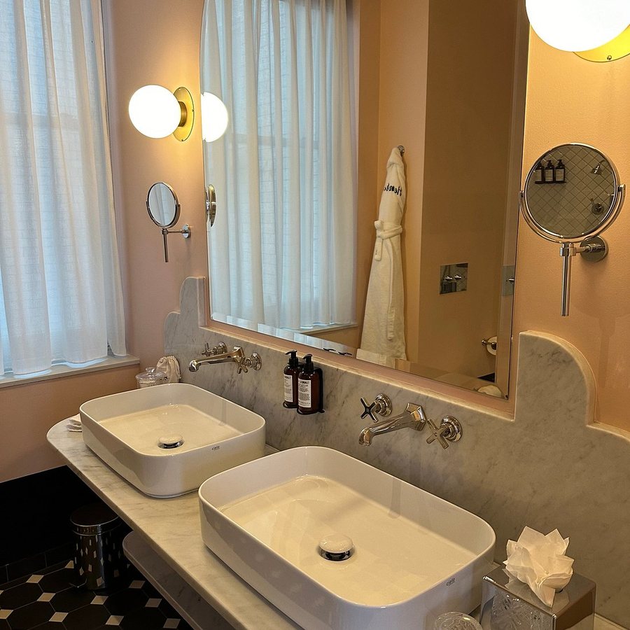 The Henrietta Experimental Hotel — Bathroom