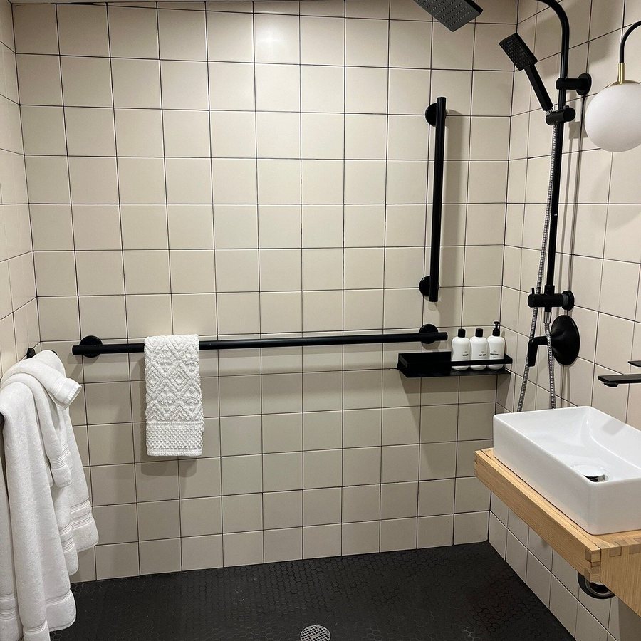 The Herwood Inn — Bathroom
