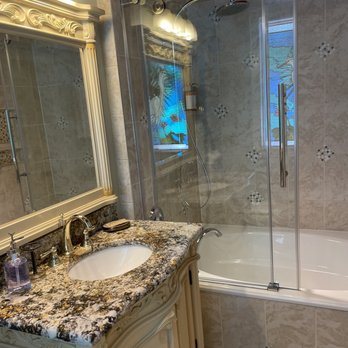 The Hibiscus House of Fort Myers — Bathroom