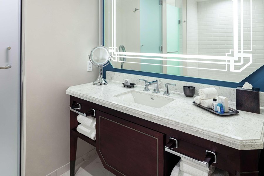 The Higgins Hotel New Orleans Curio Collection By Hilton — Bathroom