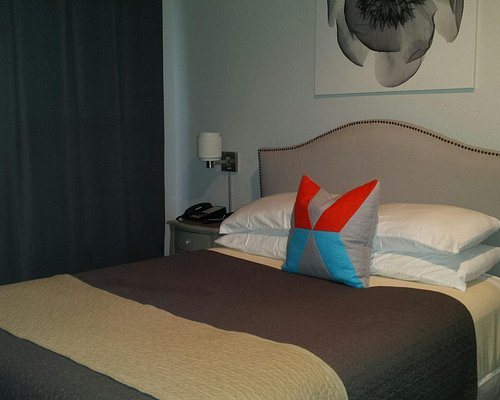 The Historic Artisan Downtown Hotel — Guest room