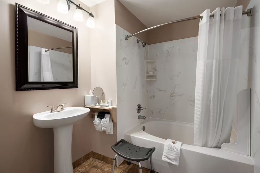 The Historic Brookstown Inn Trademark Collection by Wyndham — Bathroom