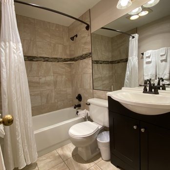 The Historic Crags Lodge — Bathroom