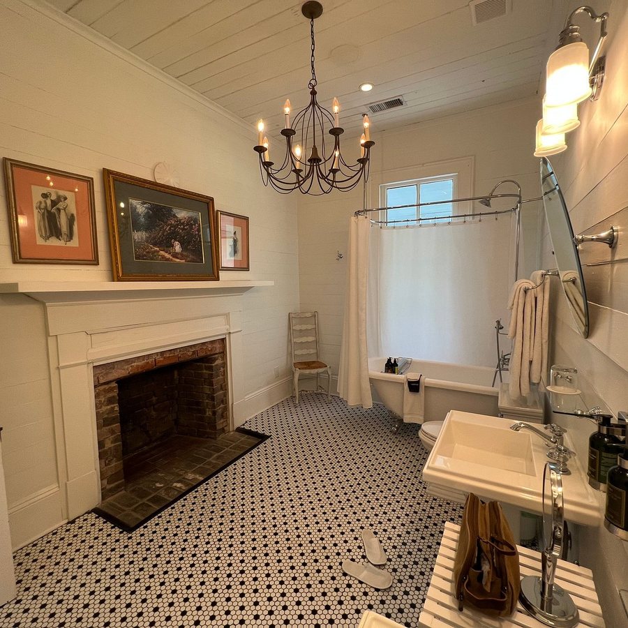 The Historic Hill House And Farm — Bathroom