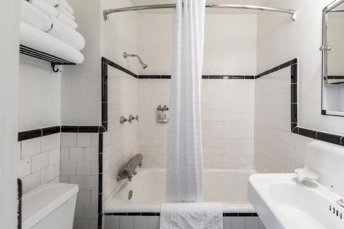 The Historic Hotel Congress — Bathroom