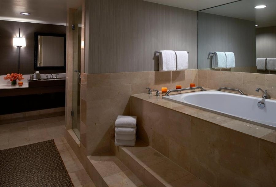 The Historic Kempton Hotel — Bathroom