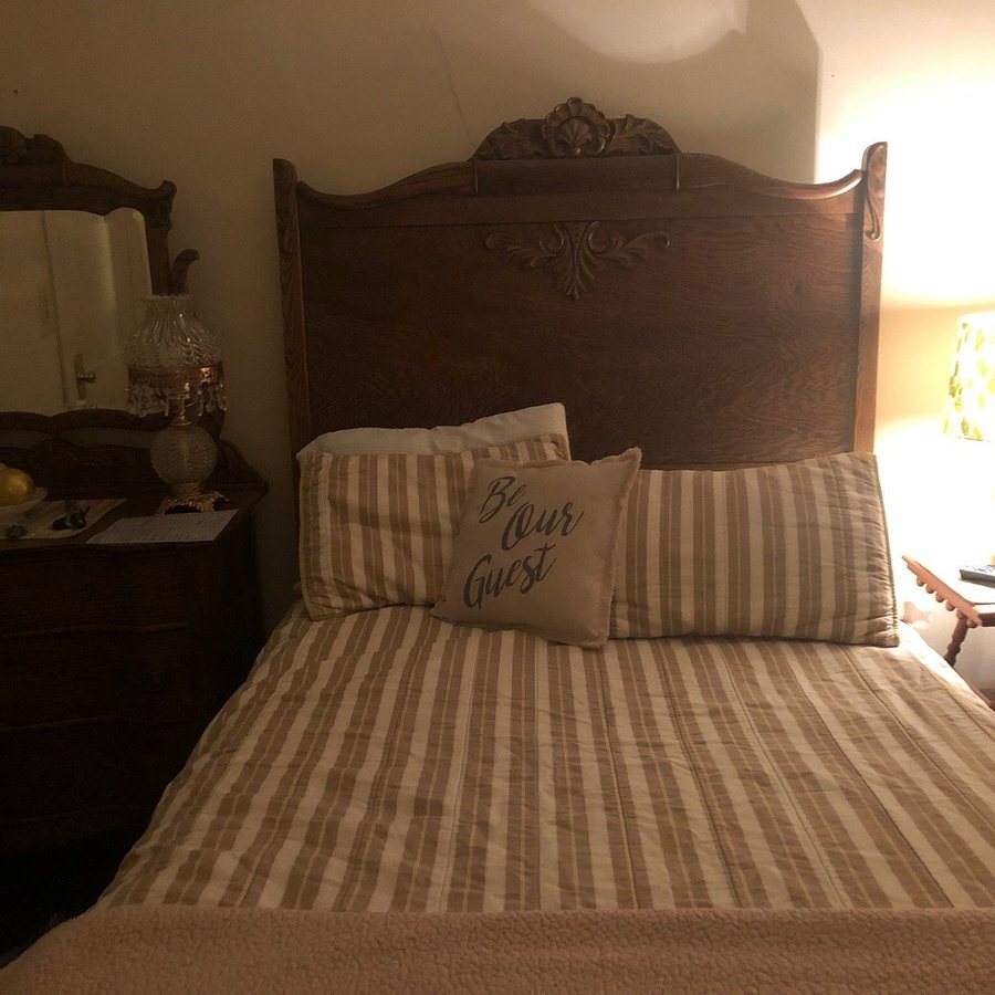 The Historic Kempton Hotel — Guest room