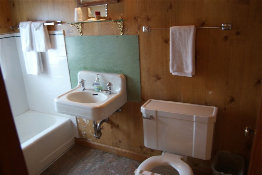 The Historic Madison Hotel Motel and Hostel — Bathroom