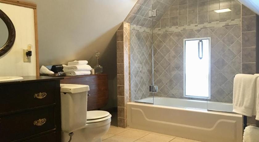 The Historic Morris Harvey House Inn — Bathroom