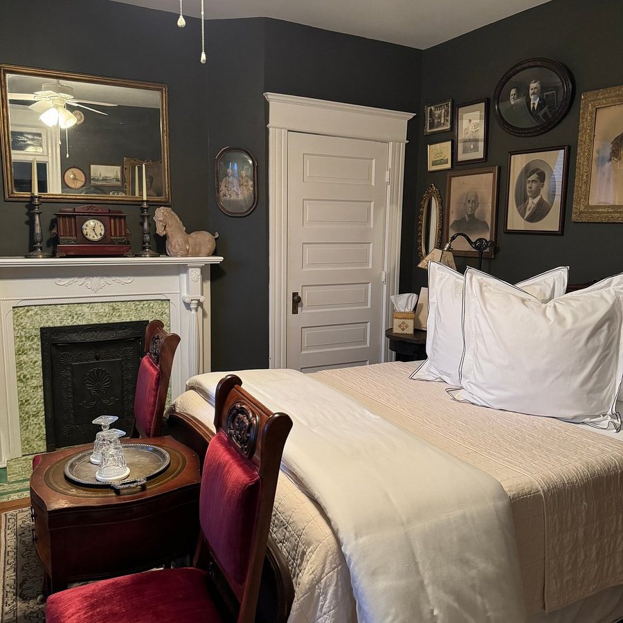 The Historic Morris Harvey House Inn — Guest room