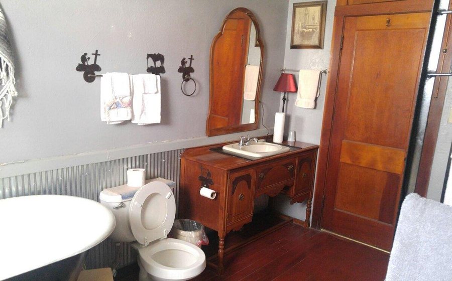 The Historic Plains Hotel — Bathroom