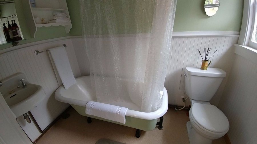 The Historic Requa Inn — Bathroom