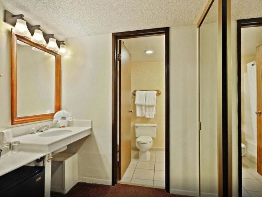 The Historic Santa Maria Inn — Bathroom
