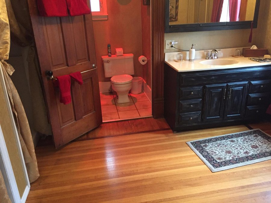 The Historic Victorian Inn — Bathroom