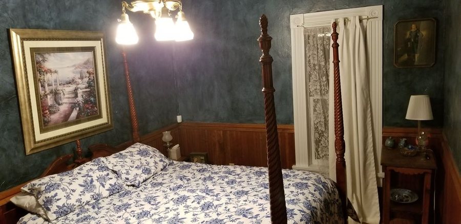 The Historic Victorian Inn — Guest room