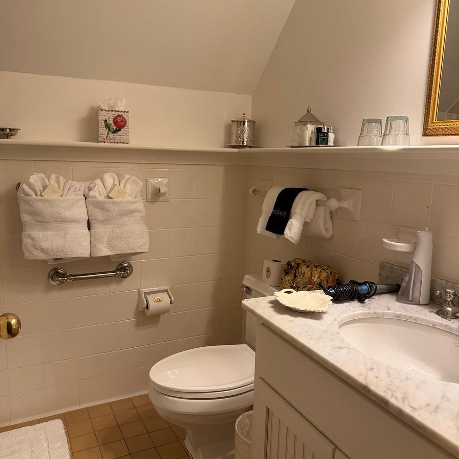 The Hob Knob — Bathroom