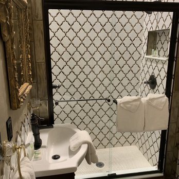 The Holiday Chalet Victorian Hotel — Bathroom