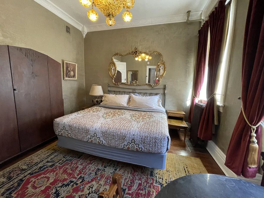 The Holiday Chalet Victorian Hotel — Guest room