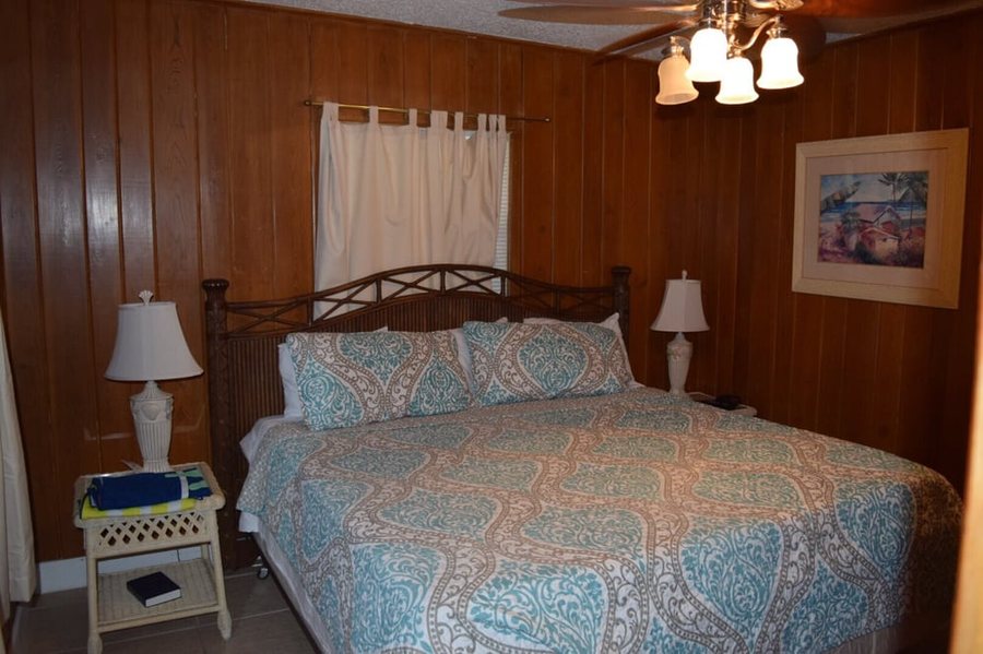 The Holiday Court — Guest room