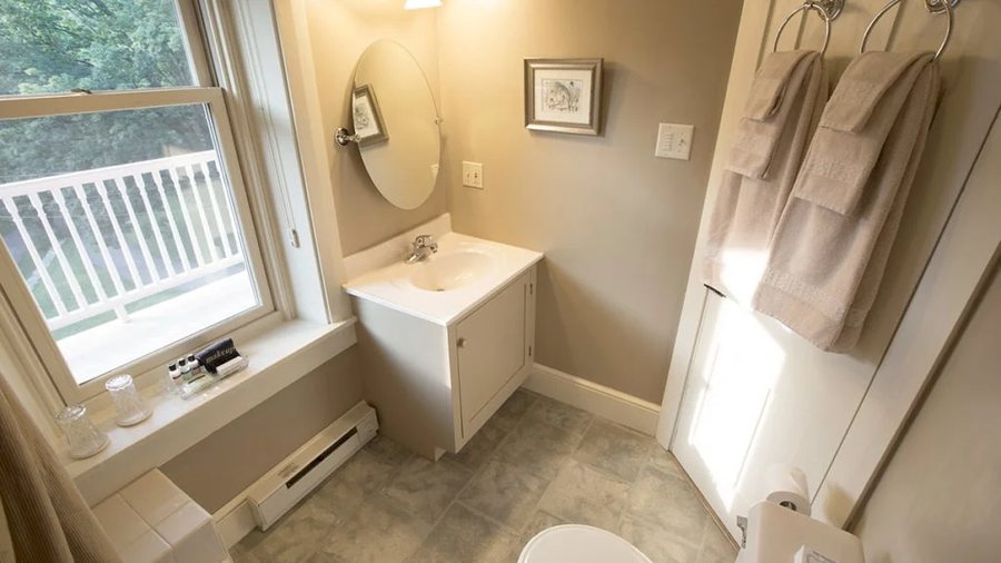 The Hollinger House Bed Breakfast — Bathroom